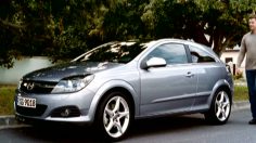poster-16217-opel-astra-gtc-dog-236x132