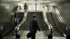 poster-22484-axa-prevention-un-homme-se-prend-un-coup-de-vieux-dans-le-metro-236x132