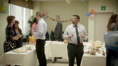 poster-22485-axa-prevention-un-homme-se-prend-un-coup-de-vieux-au-boulot-236x132