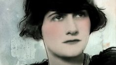 poster-23761-chanel-pour-la-premiere-fois-236x132