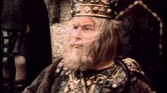 poster-4444-hamlet-roi-moyen-age-236x132